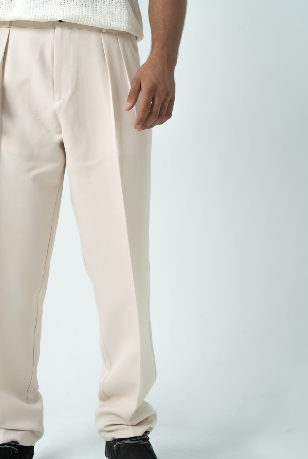 Beige pleated pants